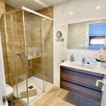 아파트 Luxury Penthouse With Pool Near