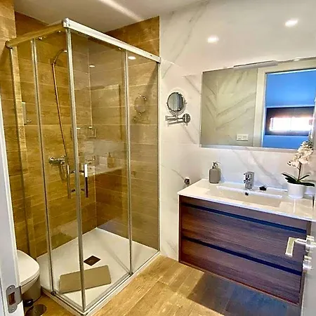 Luxury Penthouse With Pool Near 아파트